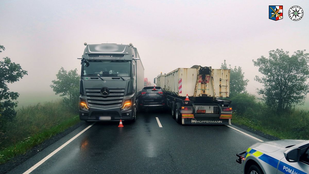 Řidič na Přerovsku předjížděl za mlhy, vklínil se mezi kamiony
